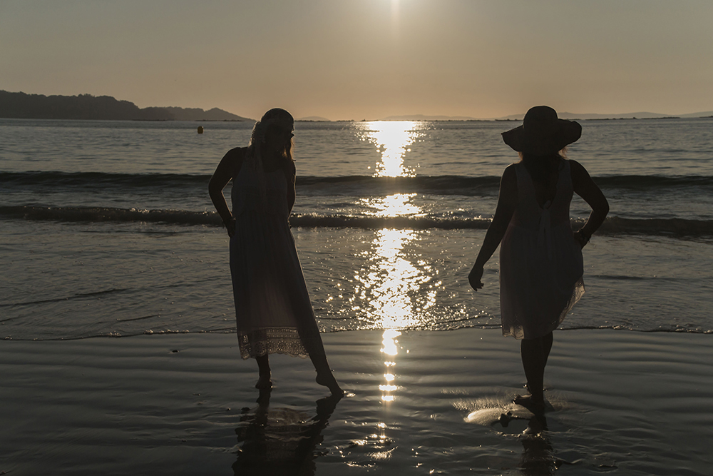 Mujeres paseando por la playa